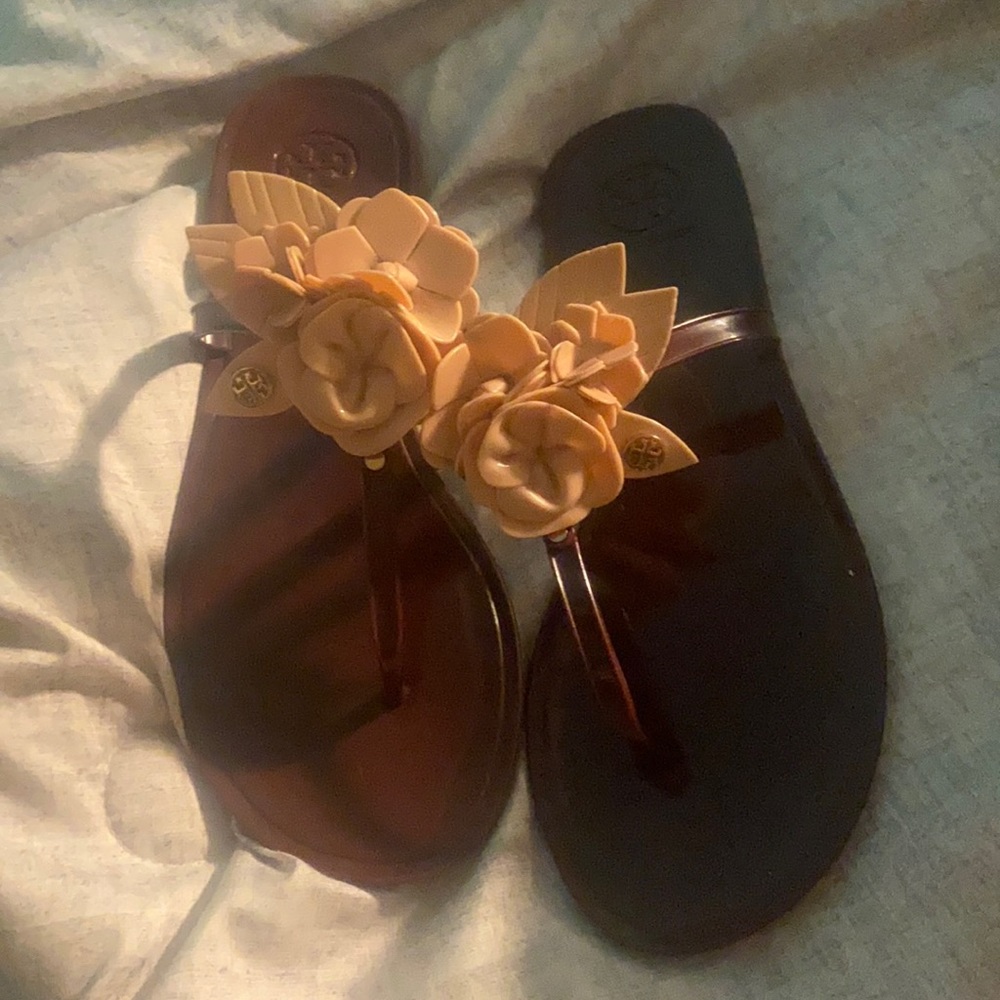 These absolutely beautiful tory burch sandals - Picture 2 of 3
